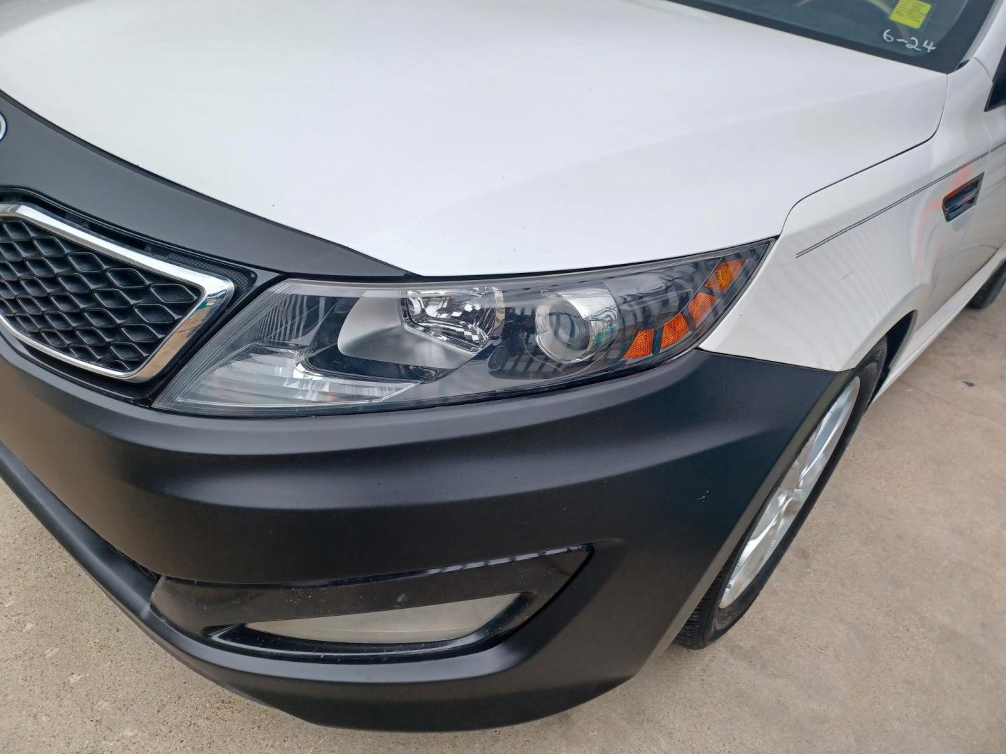 2011 WHITE /BLACK Kia Optima SX (KNAGR4A68B5) with an 2.4L L4 DOHC 16V TURBO engine, 6-Speed Automatic transmission, located at 2001 E. Lancaster, Ft. Worth, 76103, (817) 336-7000, 32.746181, -97.301018 - Photo#4